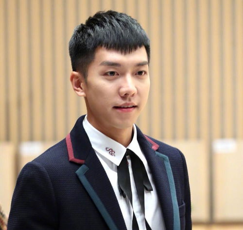 李昇基新恋情遭反弹 韩国网民怒斥'不分手就别上电视'